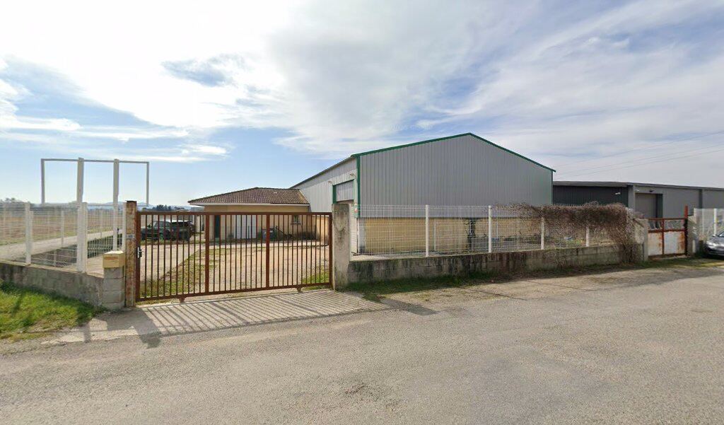 Le portail du garage chemin des Colzas, devant le hangar en bardage gris à bordure verte
